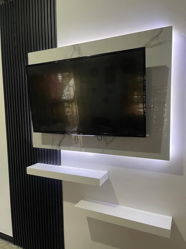 Base de TV con panel en mármol, repisas flotantes y luz LED