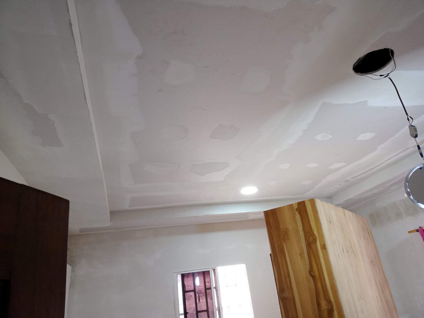 Cielo raso en drywall resanado con luminarias