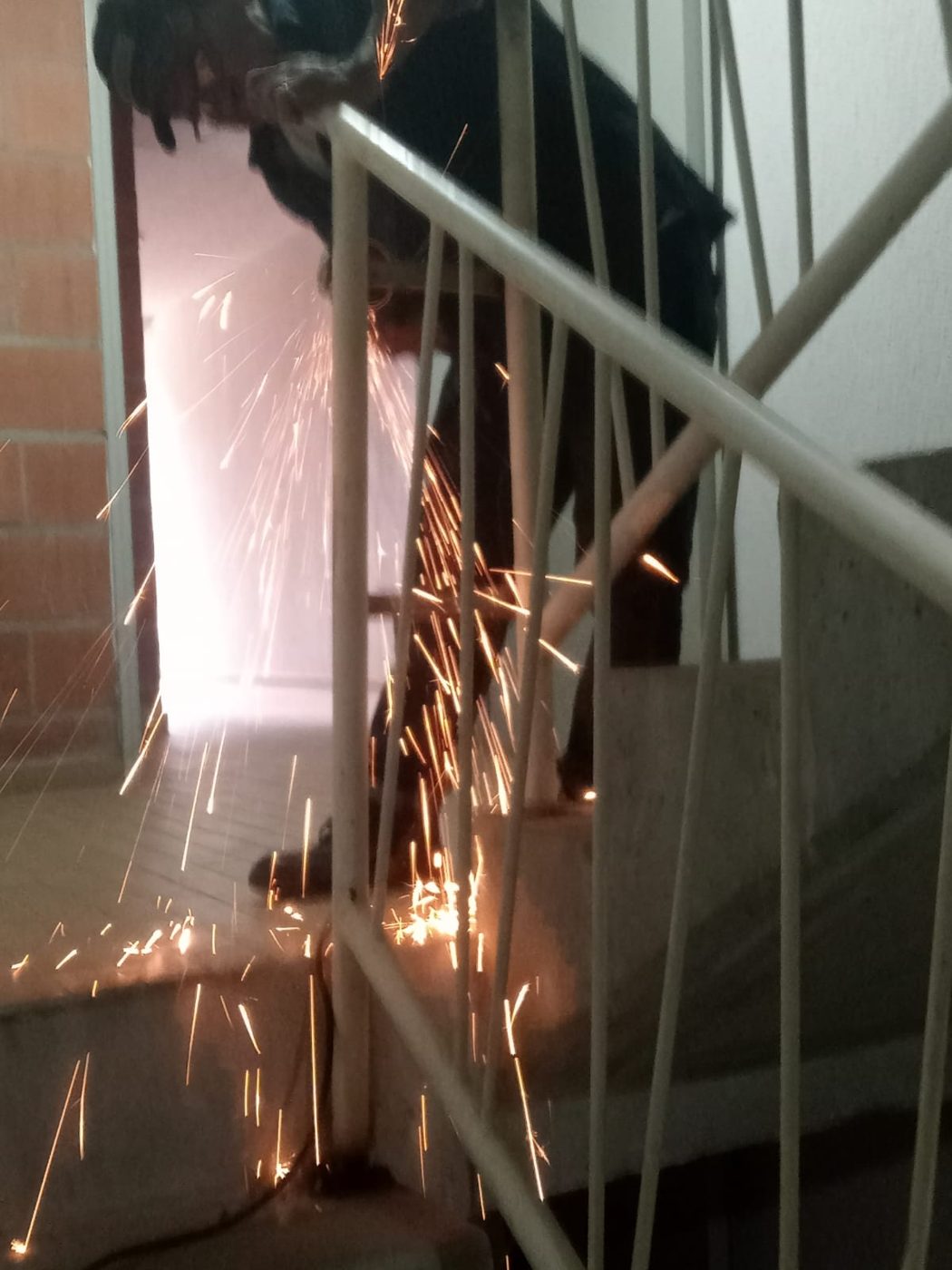 Corte y reparación de baranda en escalera de conjunto