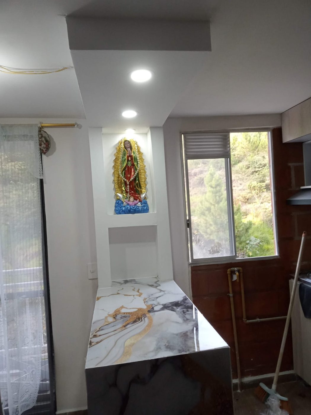 Mesón con acabado tipo mármol en cocina remodelada