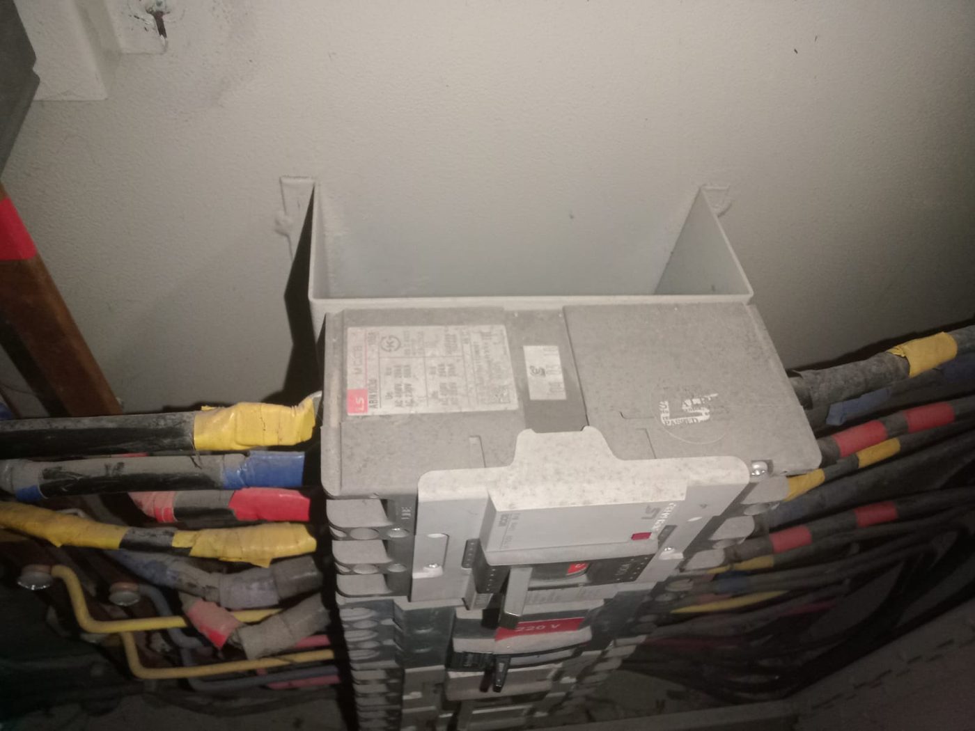Tablero de breakers con conexiones rotuladas por fase