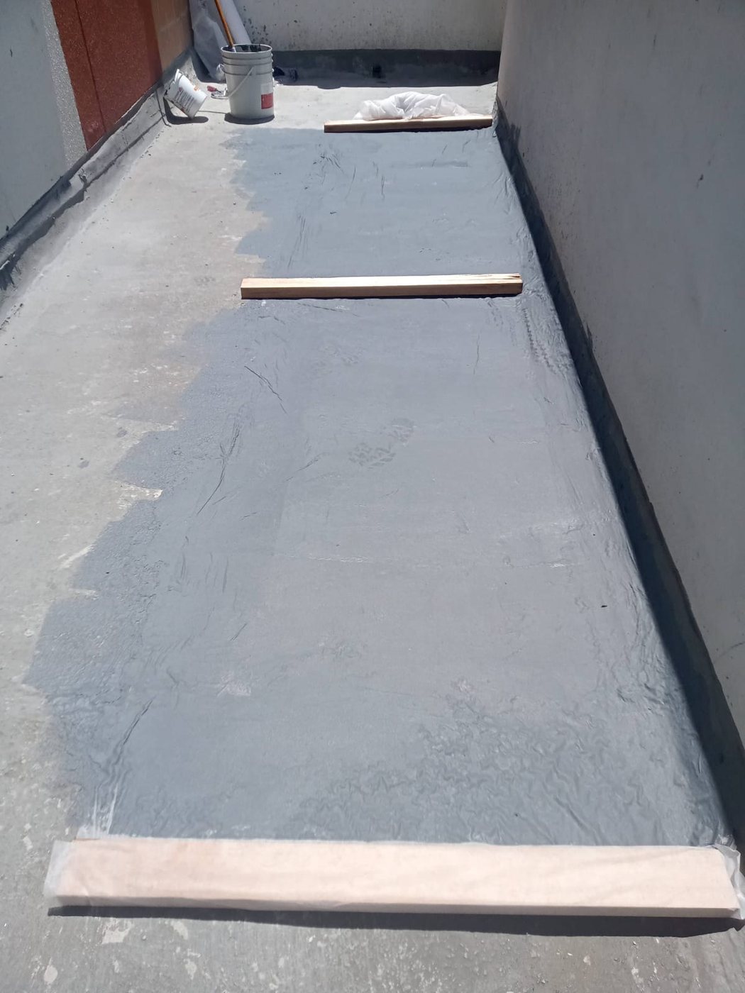 Placa de terraza con mortero en obra gris